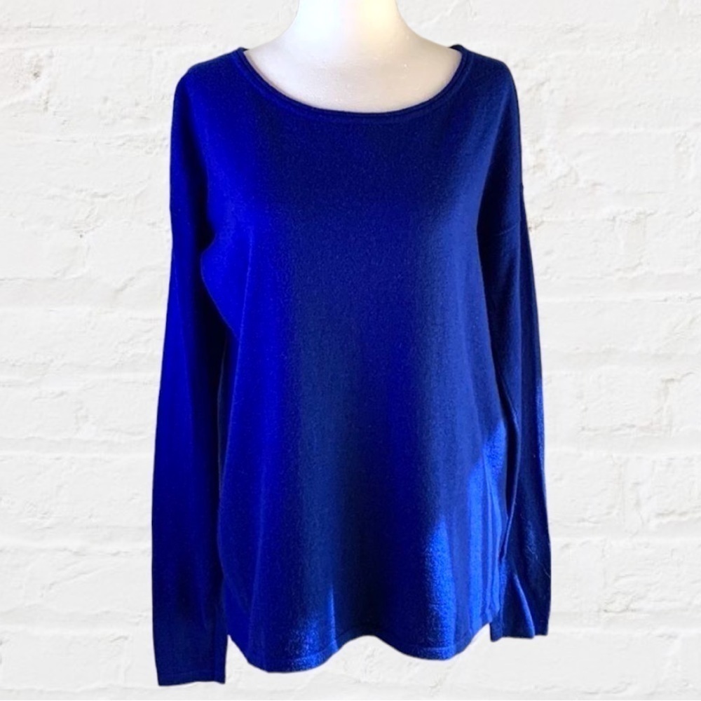 𝅺H&M long sleeve bright blue split hem sweater. Size small runs larger